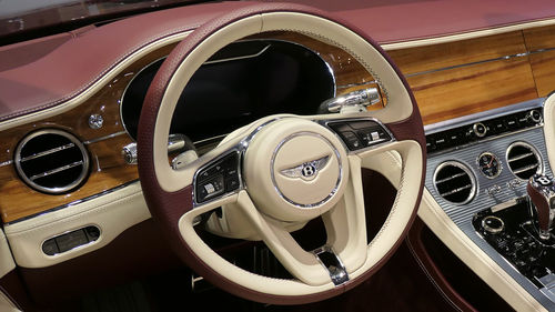 Bentley-leather-steering-wheel.jpg