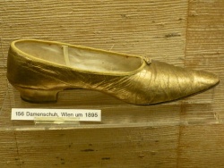 Damenschuh-Wien-Gold-um-1895.jpg