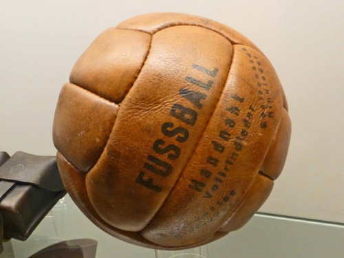 Fussball-01-Ledermuseum-Offenbach.jpg