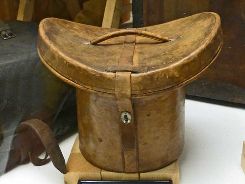 Leather-hat-box-cylinder-leather-museum-Offenbach.jpg